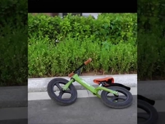 Meacool Light Balance Bike Dzieci jeżdżą samochodem